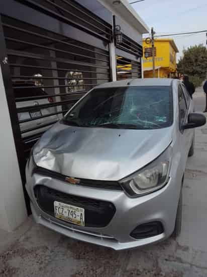 El parabrisas del auto quedó estrellado, pues la joven salió proyectada, resultando severamente lesionada.