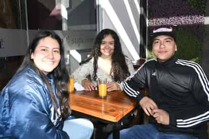 Norma Hernández celebra su cumpleaños con sus hijos, Norma y Juan Caudillo (EL SIGLO DE TORREÓN/FERNANDO COMPEÁN)