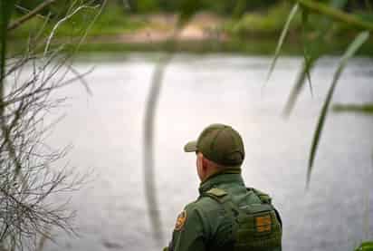 Agentes de la Patrulla Fronteriza ayudaron a dos cubanos que eran arrastrados por el Río Bravo al intentar cruzar a EUA.
