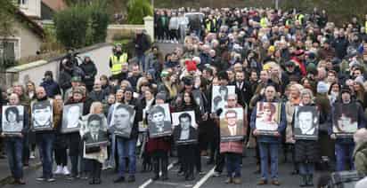 Familiares de las víctimas marcharon el domingo para conmemorar el 50mo aniversario de las protestas conocidas como “Bloody Sunday” en Irlanda del Norte. (ESPECIAL)