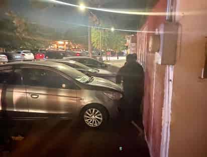Fueron retirados distintos vehículos por obstruir el paso a los peatones. (CORTESÍA)