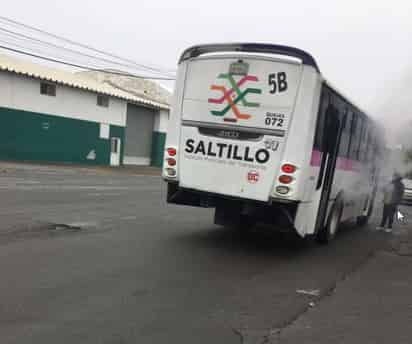 Se trata de la unidad 71 de la ruta 5B, la cual presentó incluso un pequeño conato de incendio. (EL SIGLO DE TORREÓN)