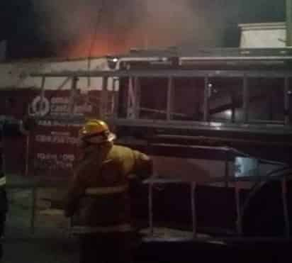 El fuego consumió muebles, aparatos electrónicos y otros objetos de valor que había en el interior de la casa. (EL SIGLO DE TORREÓN)