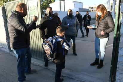 Señalan que no es necesario exigir pruebas a los alumnos que hayan dado positivo al COVID y que cumplieron confinamiento.