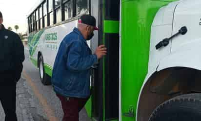 Adultos mayores y pensionados fueron trasladados la mañana de este martes de la plaza principal a la sucursal Banamex ubicada en Paseo Monclova. (EL SIGLO COAHUILA)