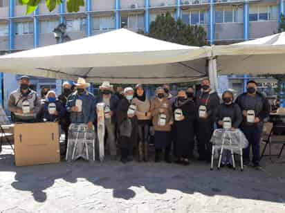 Fue en la capital del estado donde los ciudadanos de Lerdo fueron atendidos con audiometrías, elaboración de moldes y recibieron sus aparatos auditivos, así como silla de ruedas, andaderas y muletas. (CORTESÍA)