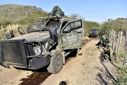 Explosión provocó severos daños en la estructura del automotor y dejó heridos a cuatro soldados. (EFE)
