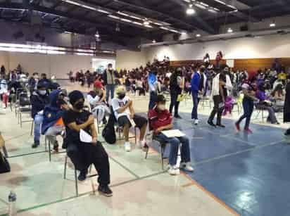 Desde las 8:40 horas se comenzaron a aplicar las primeras dosis en el gimnasio de la Unidad Deportiva. (EL SIGLO DE TORREÓN)
