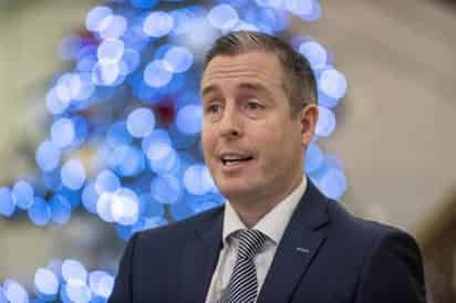 Las fricciones que está causando el Protocolo del Brexit en Irlanda del Norte han provocado este jueves la dimisión del ministro principal, el unionista Paul Givan, y la caída del Ejecutivo autónomo, lo que sume a la provincia británica en una nueva crisis y tensa el diálogo entre la UE y el Reino Unido. (ESPECIAL)