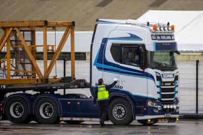 Las cargas seguían ingresando por el puerto de Belfast el jueves por la mañana. (ARCHIVO)