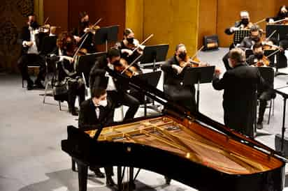 Tercera llamada marcó el arribo al escenario del concertino Ismael Estevané. (ERICK SOTOMAYOR)