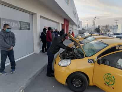 Se revisan taxis, camiones, unidades de transporte escolar y de transporte de personal, entre otros.