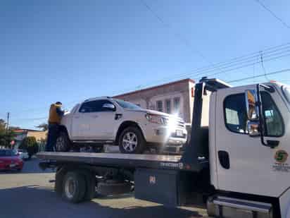La camioneta quedó con la llanta tronada; un auto se atravesó.