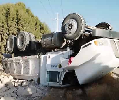 Se trata de un tractocamión de la marca Kenworth, color blanco, el cual no portaba placas de circulación, con logotipos de la empresa MATRILA, mismo que iba cargado con 17 toneladas de mármol. (EL SIGLO DE TORREÓN)