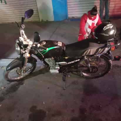 Al intentar cambiar de carril, a la altura de la calle 49, el motociclista derrapó y terminaron en el pavimento, sufriendo algunas lesiones. (EL SIGLO DE TORREÓN)