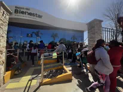 Las personas realizaron largas filas bajo el sol, sin que les dieran la información correcta.