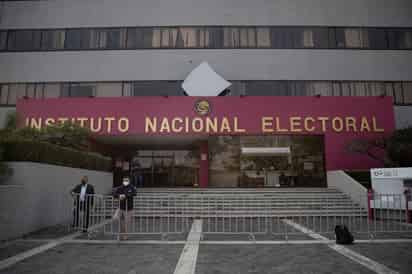 En su conferencia de prensa en Palacio Nacional, el titular del Ejecutivo criticó que los consejeros electorales actúan por consigna y no son auténticos jueces. (ARCHIVO)