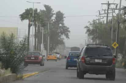 Baja el frío y se registra la primera tolvanera de la temporada en la Comarca Lagunera.