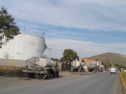 Diario hay pipas enfiladas surtiendo agua del megatanque de la colonia Armando del Castillo, en Ciudad Lerdo.