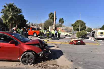 Debido al fuerte impacto el vehículo dio varios giros hasta quedar en sentido contrario a la circulación. (EL SIGLO DE TORREÓN)