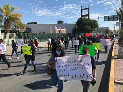 Los maestros del sistema de Telesecundarias marcharon por las calles de Gómez Palacio.