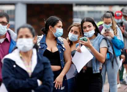 'Luego del análisis con el Ministerio de Salud y el Comité Epidemiológico, decidimos que en los municipios y ciudades del país que hayan superado el 70 % de la población con esquema completo de vacunación se levanta la medida del uso del tapabocas en espacios públicos', dijo a los medios el presidente colombiano, Iván Duque. (ARCHIVO) 