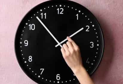 Los relojes deberán adelantarse una hora para entrar al horario de verano (ESPECIAL)