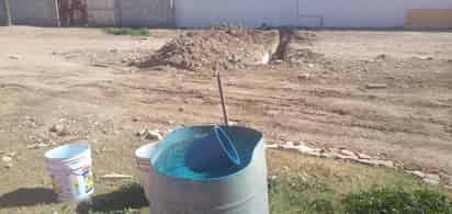 Como una zona de guerra parecen las obras abandonadas en La Goma. Hay montículos de tierra y zanjas por todas partes. Los habitantes padecen además la falta de agua potable a raíz de las obras.