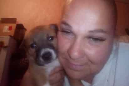 María Teresa Galindo Flores con uno de los
perritos en adopción.