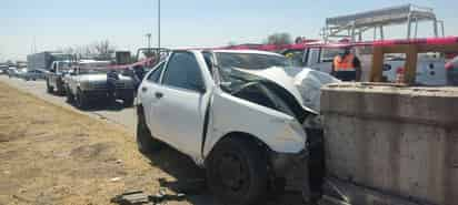 Elementos del departamento de Bomberos y Protección Civil Municipal liberaron al joven del interior del auto, ya que se encontraba prensado entre el metal retorcido. (EL SIGLO DE TORREÓN)