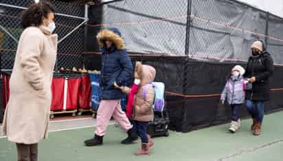 El anuncio de Adams sigue a la decisión tomada el fin de semana por la gobernadora Kathy Hochul de eliminar el uso del cubrebocas en todas las escuelas del estado. (ARCHIVO)