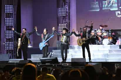 Concierto. Los Tigres del Norte se despidieron de Torreón con el deseo de volver para la presentación número 23 igual de abarrotada que la del 4 de marzo. (FOTO: FERNANDO COMPEÁN)