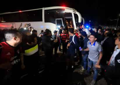 Este sábado, en el estadio Jalisco, el gobernador del estado, Enrique Alfaro, se reunió con familiares de los aficionados atlistas que hicieron el viaje a Querétaro. (EFE)