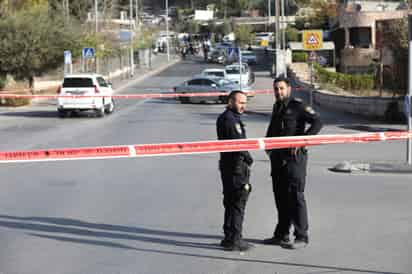 El agresor se acercó a los agentes que trabajaban en el lugar y apuñaló a uno de ellos, que sufrió heridas leves, (ARCHIVO) 