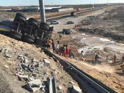 Las maniobras para retirar la unidad siniestrada se extendieron por varias horas. (EL SIGLO DE TORREÓN)