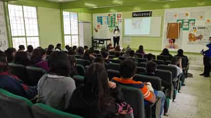 Estudiantes en Piedras Negras reciben plática sobre desapariciones y medidas de prevención de Famun