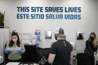 Los centros cuentan con personal y equipo que permite revertir las sobredosis. Constituyen una respuesta tan osada como cuestionada a la ola de muertes por sobredosis de opioides que sufre el país. (ESPECIAL)