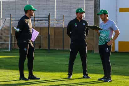 Buen trabajo han hecho con Santos el técnico Eduardo Fentanes (d) y los asistentes Omar Tapia (c) y Rafael Figueroa tras la salida de Pedro Caixinha. (Cortesía Santos)