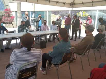 Al encuentro celebrado a un costado de la parroquia de la Sagrada Familia de la colonia Las Rosas, acudieron el titular de Obras Públicas del municipio, Arturo Rodríguez, Héctor Torres, titular de Sideapa, así como el subdelegado de Secope, Alfredo Alarcón, entre otros. (GUADALUPE MIRANDA)