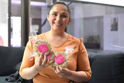 Frida Peralta es la emprendedora detrás de la repostería Pithaya, disfruta de cocinar pasteles. (EL SIGLO DE TORREÓN)