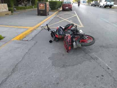 La motocicleta se impactó contra un triciclo color amarillo. (EL SIGLO DE TORREÓN)