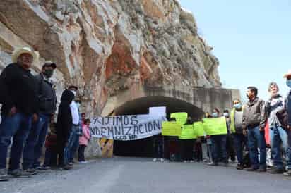 Con un bloqueo al acceso a la Presa Zarco, ejidatarios de Graseros exigieron un encuentro con las autoridades de Conagua, para exigir el pago de sus indemnización pendiente desde hace 54 años. (EL SIGLO DE TORREÓN)