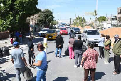 Habitantes de colonias Luis Echeverría y La Vencedora armaron un bloqueo por falta de agua. (FERNANDO COMPEÁN)