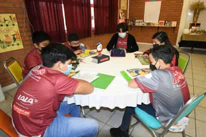 La sala de lectura se encuentra al interior de la primaria y está disponible para niños y niñas.