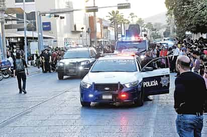 Solicitarán informe respecto a la actuación de policías de Torreón en videoclip del artista urbano 'Alemán'. (FERNANDO COMPEÁN)