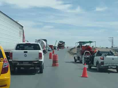 Nuevamente reportan 'cuellos de botella' por trabajos de 'La Ola' de limpieza en Torreón.