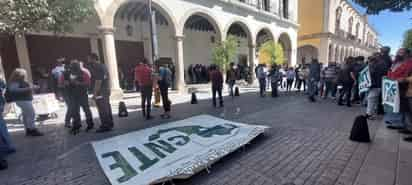 Integrantes de la CNTE aseguraron que durarán tres días en el plantón afuera del inmueble que alberga al Congreso del Estado. (EL SIGLO DE TORREÓN)