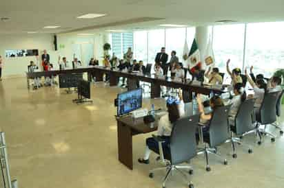 En la presentación del video, los participantes deberán mencionar su nombre y omitir la escuela a la que pertenecen además de que la vestimenta deberá ser blusa o camisa blanca y pantalón de mezclilla. (ARCHIVO)