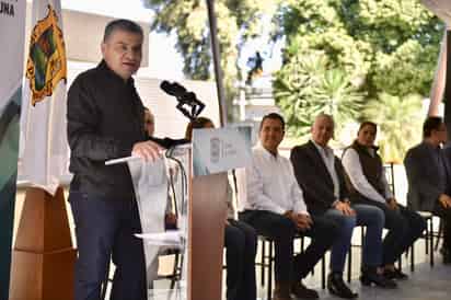 El gobernador no acudió a la inauguración porque a pesar de ser un día festivo, continuó con su agenda con normalidad.