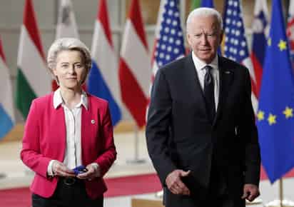 'Mañana, con el presidente Biden, presentaremos un nuevo capítulo en nuestra asociación energética. Se trata de gas natural licuado adicional de EUA a la UE, sustituyendo el gas natural ruso que tenemos por ahora', dijo Von der Leyen (ARCHIVO)
